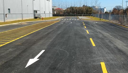 蘇州專業(yè)車位劃線團隊？飛揚市政精準(zhǔn)提升道路標(biāo)識清晰度
